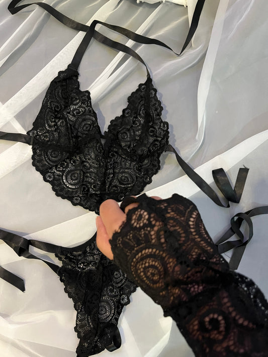 الجسم بأسنانه مع ثلاثة سراويل مثيرة