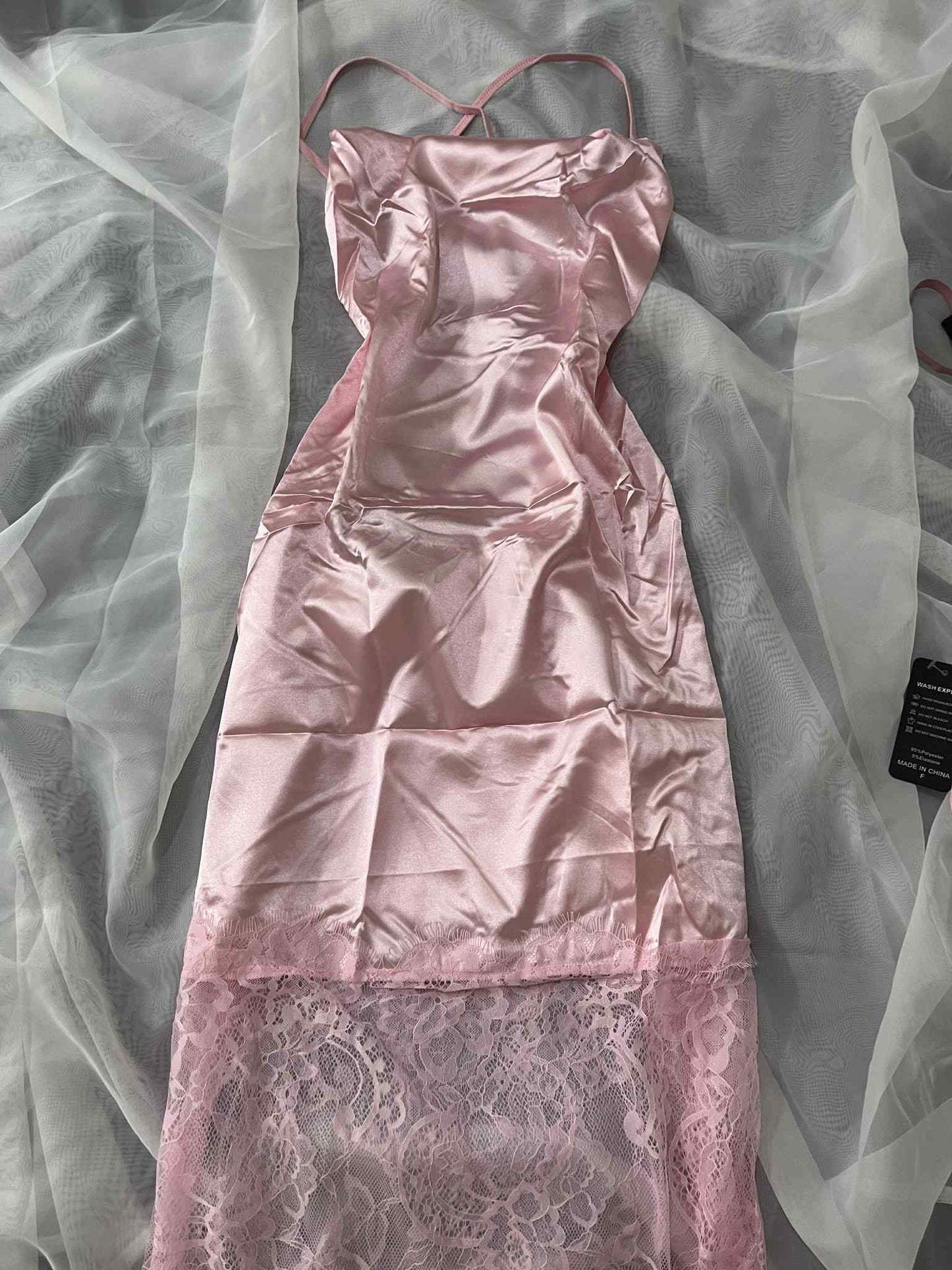 NUISSETTE SATIN LONGUE ET DENTELLE
