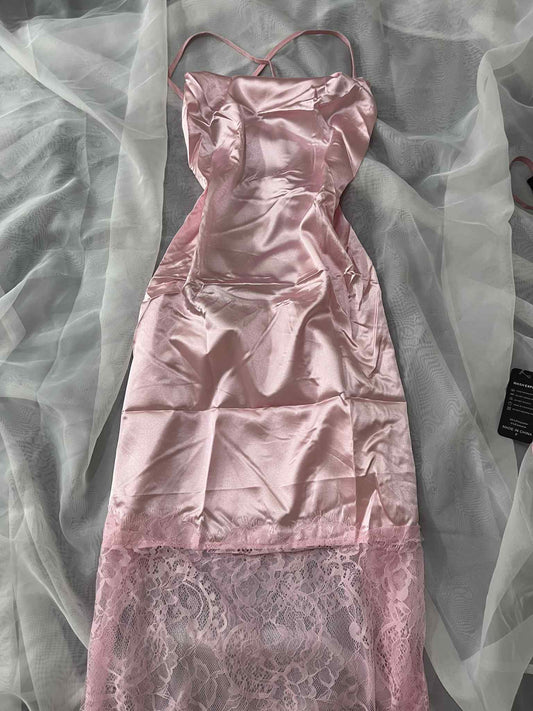 NUISSETTE SATIN LONGUE ET DENTELLE