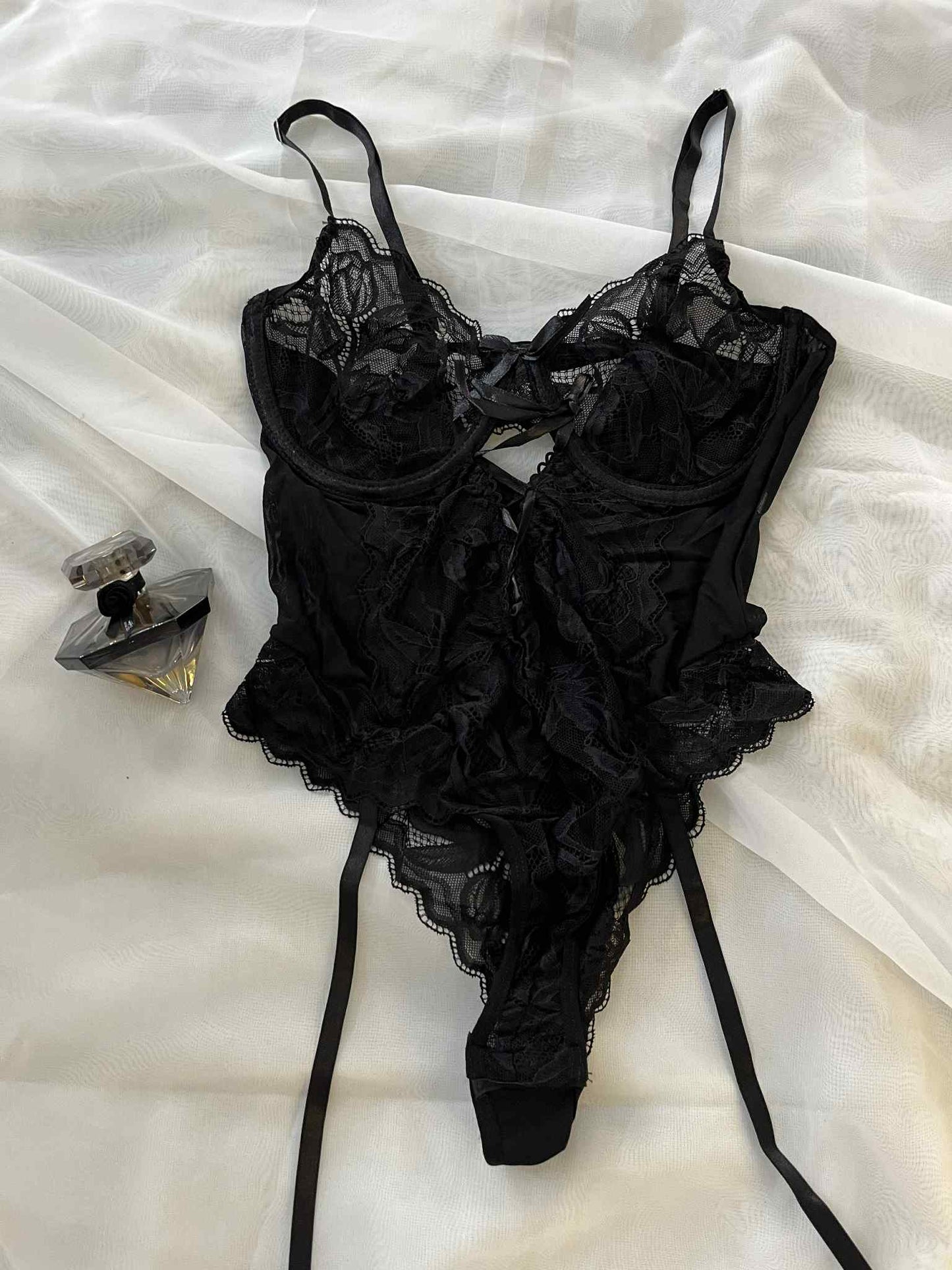 BODY EN DENTELLE PORTE JARTELLES