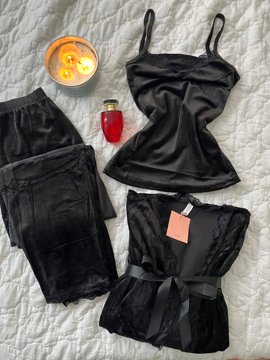 بيجامة في القطيفة تري تريس