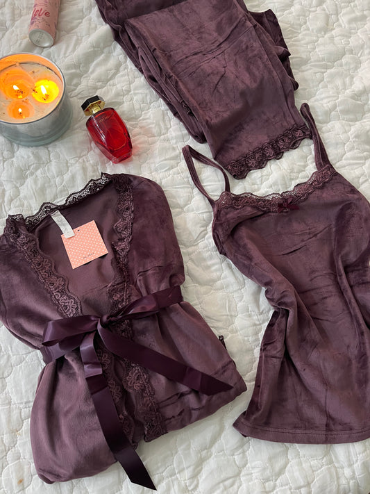 بيجامة في القطيفة تري تريس