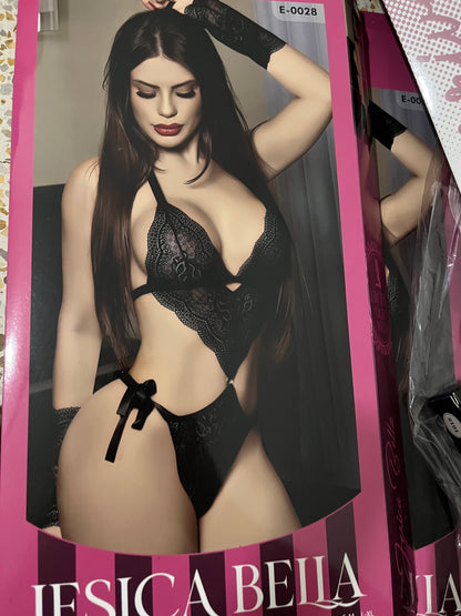 الجسم بأسنانه مع ثلاثة سراويل مثيرة