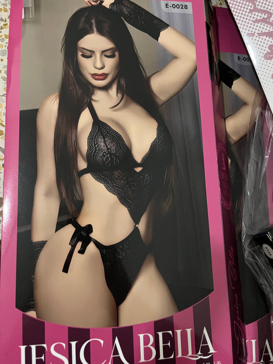 الجسم بأسنانه مع ثلاثة سراويل مثيرة