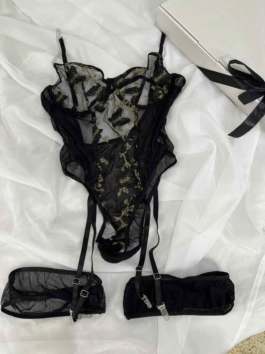 Body noir avec Jarretelles et Décorations de Cuisses